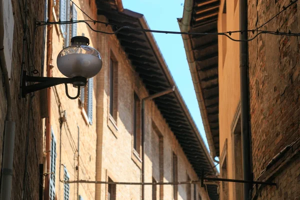 Urbino, Olaszország - 2017. augusztus 9.: egy épület építészeti elemei Urbino óvárosában. — Stock Fotó