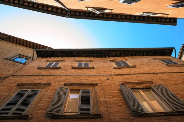 Урбино, Италия - 9 августа 2017 года: архитектурные элементы здания в старом городе Урбино. — стоковое фото