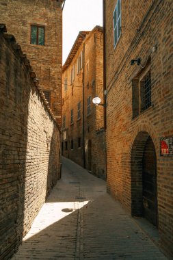 Urbino, İtalya - 9 Ağustos 2017: Eski Urbino kasabasında küçük bir sokak. güneşli bir gün.