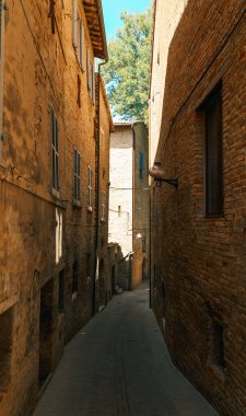 Urbino, İtalya - 9 Ağustos 2017: Eski Urbino kasabasında küçük bir sokak. güneşli bir gün.