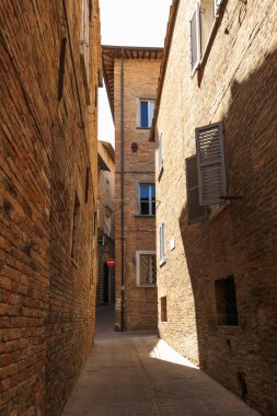 Urbino, İtalya - 9 Ağustos 2017: Eski Urbino kasabasında küçük bir sokak. güneşli bir gün.