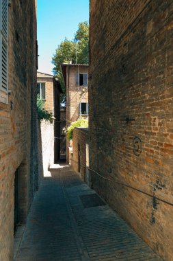 Urbino, İtalya - 9 Ağustos 2017: Eski Urbino kasabasında küçük bir sokak. güneşli bir gün.