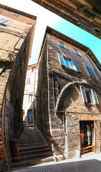 ウルビーノ、イタリア - 2017 年 8 月 9 日: 古い町 o の小さな通り — ストック写真