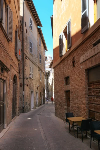 イタリアのウルビーノ- 8月9 、 2017:ウルビーノの旧市街の小さな通り。晴れた日. — ストック写真