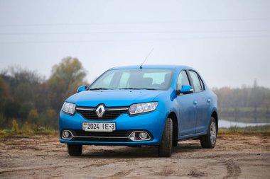 Gomel, Belarus - 28 Ekim 2017: Renault Logan sedan sonbahar manzara arka plan üzerinde mavi.