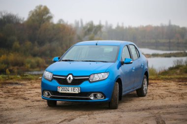 Gomel, Belarus - 28 Ekim 2017: Renault Logan sedan sonbahar manzara arka plan üzerinde mavi.