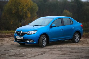 Gomel, Belarus - 28 Ekim 2017: Renault Logan sedan sonbahar manzara arka plan üzerinde mavi.