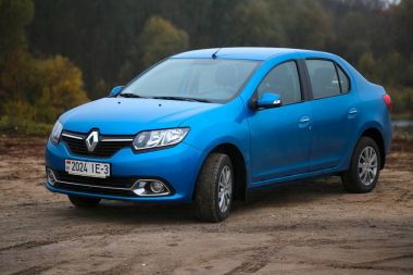 Gomel, Belarus - 28 Ekim 2017: Renault Logan sedan sonbahar manzara arka plan üzerinde mavi.