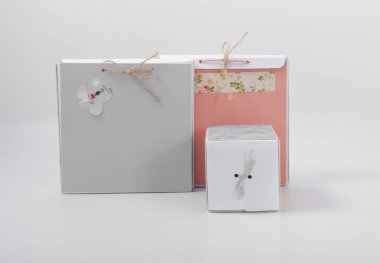 Ambalaj hediyeler için. yay ile karton kutular.