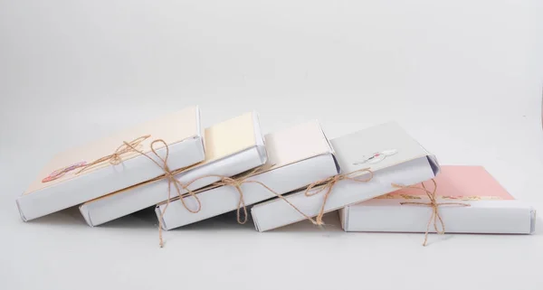 Embalaje para regalos. cajas de cartón con arcos . —  Fotos de Stock