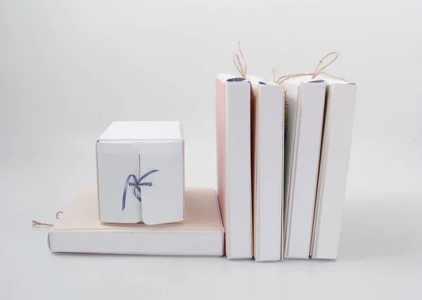 Embalagem para presentes. caixas de papelão com arcos . — Fotografia de Stock