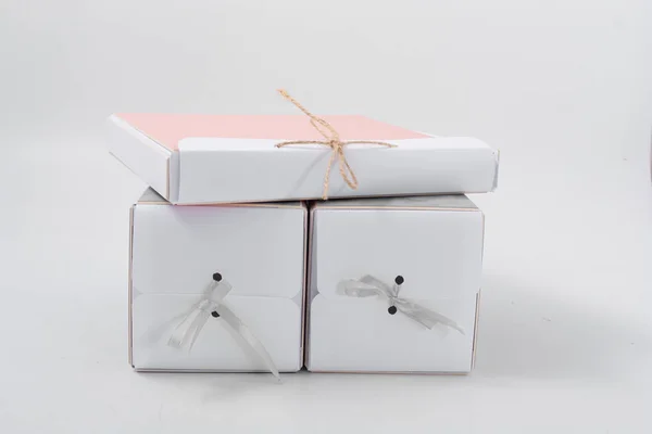 Verpackung für Geschenke. Kartons mit Schleifen. — Stockfoto