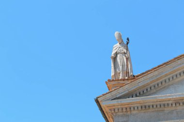 Urbino, İtalya - 9 Ağustos 2017: Katedral. Duca Federico Meydanı. Mimaride heykel ve heykel.