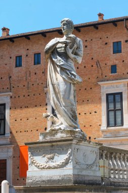 Urbino, İtalya - 9 Ağustos 2017: Katedral. Duca Federico Meydanı. Mimaride heykel ve heykel.