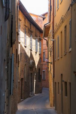 Urbino, İtalya - 9 Ağustos 2017: Eski kasaba o küçük bir sokakta