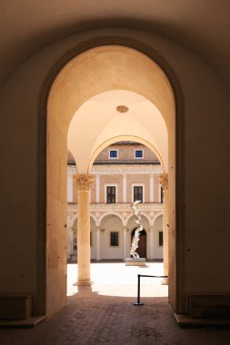 Urbino, İtalya - 9 Ağustos 2017: Urbino Dükü Castle. Ulusal Galeri, Marche.