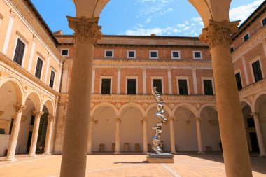 Urbino, İtalya - 9 Ağustos 2017: Urbino Dükü Castle. Ulusal Galeri, Marche.