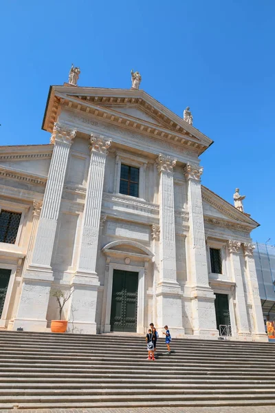Urbino, Itália - 9 de agosto de 2017: A Catedral. Piazza Duca Federico. Escultura e estátua em arquitetura. — Fotografia de Stock