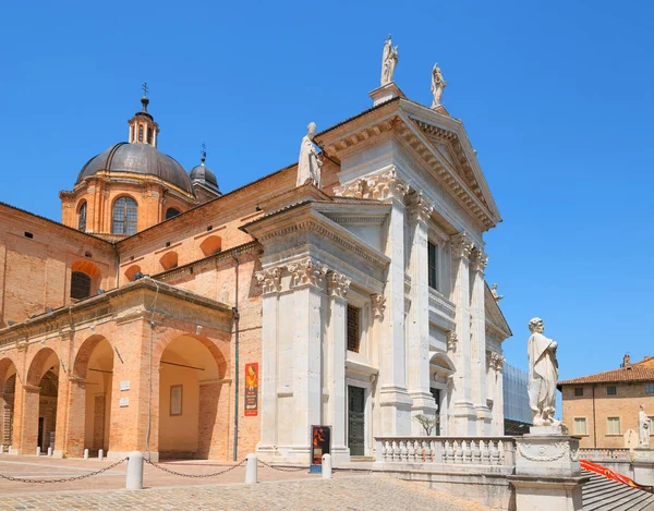 Urbino, Ιταλία - 9 Αυγούστου 2017: Ο καθεδρικός ναός. Piazza Duca Federico. Γλυπτική και άγαλμα στην αρχιτεκτονική. — Φωτογραφία Αρχείου