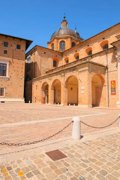 Urbino, İtalya - 9 Ağustos 2017: Katedral. Duca Federico Meydanı. Mimaride heykel ve heykel. — Stok fotoğraf
