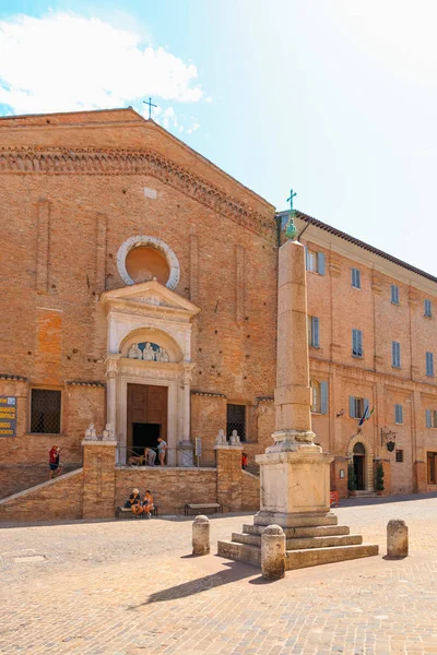 Urbino, Italy - August 9, 2017: Chiesa di San Domenico. Piazza Rinascimento. — Stok fotoğraf