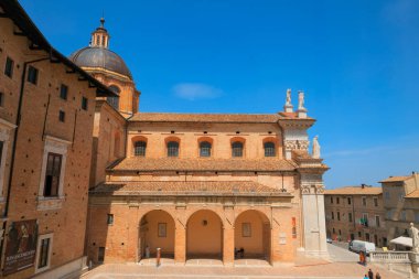 Urbino, İtalya - 9 Ağustos 2017: Katedral. Duca Federico Meydanı. Mimaride heykel ve heykel.