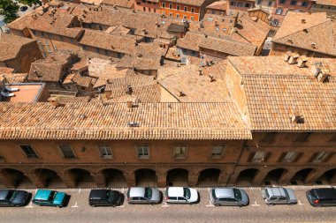 Urbino, İtalya - 9 Ağustos 2017: Eski şehir. Kırmızı kiremitlerin altındaki evlerin çatıları. Yukarıdan görünüm.
