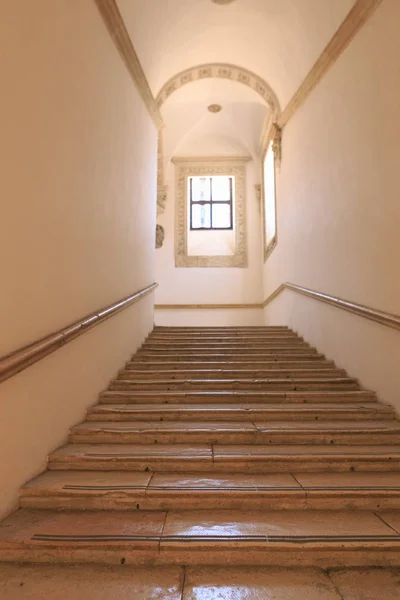 Urbino, Italia - 9 de agosto de 2017: El Castillo de los Duques de Urbino. Escalera de mármol en el interior . —  Fotos de Stock