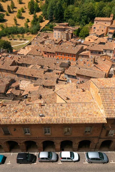 Urbino, Olaszország - 2017. augusztus 9.: a régi város. háztetők a piros csempék alatt. felülnézetből. — Stock Fotó