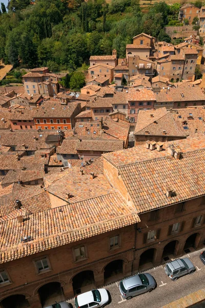 Urbino, Italien - 9 augusti 2017: den gamla staden. tak av hus under röda kakel. vy ovanifrån. — Stockfoto