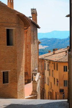 Urbino, İtalya - 9 Ağustos 2017: Eski Urbino kasabasında küçük bir sokak. güneşli bir gün.