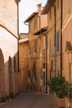 Urbino, İtalya - 9 Ağustos 2017: Eski Urbino kasabasında küçük bir sokak. güneşli bir gün.
