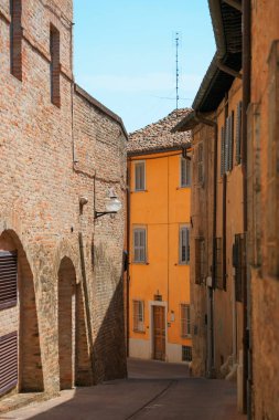 Urbino, İtalya - 9 Ağustos 2017: Eski Urbino kasabasında küçük bir sokak. güneşli bir gün.