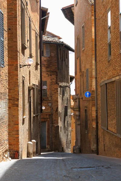 Urbino, Italy - 9 серпня 2017: маленька вулиця в старому місті Урбіно. Сонячний день. — стокове фото