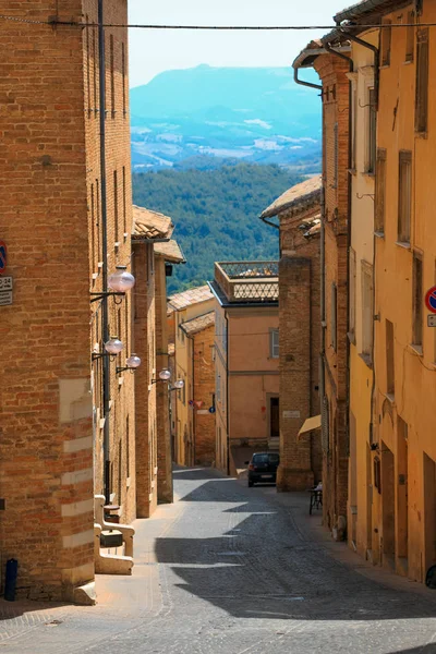 Urbino, Italien - 9 augusti 2017: En liten gata i den gamla staden Urbino. solig dag. — Stockfoto