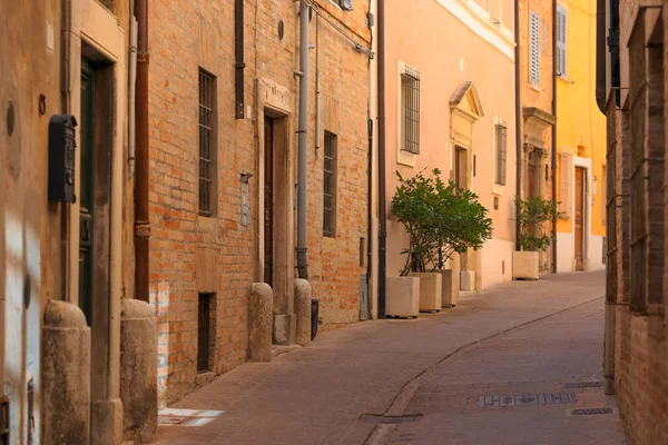 Urbino, Italie - 9 août 2017 : Une petite rue dans la vieille ville d'Urbino. journée ensoleillée. — Photo