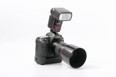 Gomel, Belarus - 9 Kasım 2017: dijital fotoğraf makinesi Canon Mark 2 ile birden parlamak.