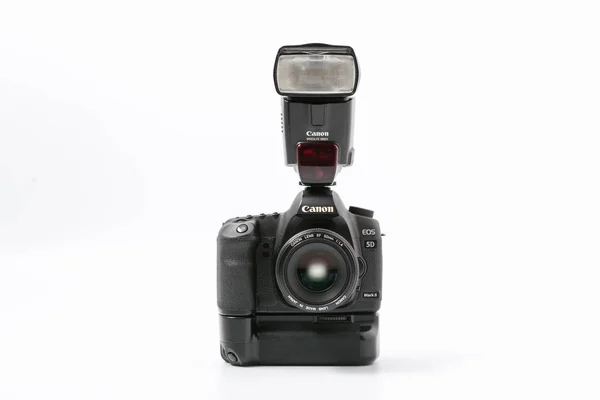Gomel, Bělorusko - 9 listopadu 2017: digitální fotoaparát Canon Mark 2 s flash. — Stock fotografie
