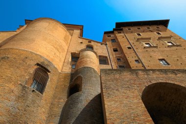 Urbino, İtalya - 9 Ağustos 2017: Urbino 'daki bir binanın mimari öğeleri. Panjurlu kırmızı tuğla ve pencereler