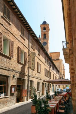 Urbino, İtalya - 9 Ağustos 2017: Urbino 'daki bir binanın mimari öğeleri. Panjurlu kırmızı tuğla ve pencereler