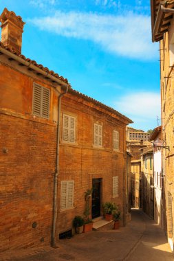 Urbino, İtalya - 9 Ağustos 2017: Eski Urbino kasabasında küçük bir sokak. güneşli bir gün.