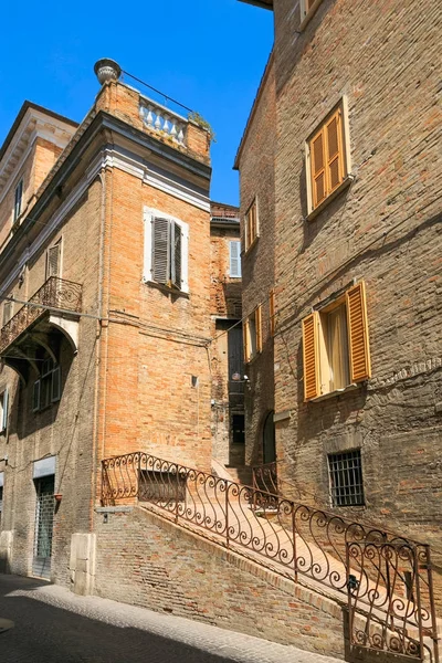 Urbino, Italia - 9 de agosto de 2017: elementos arquitectónicos de un edificio en el casco antiguo de Urbino. Ladrillo rojo y ventanas con persianas —  Fotos de Stock