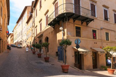 Urbino, İtalya - 9 Ağustos 2017: Eski Urbino kasabasında küçük bir sokak. güneşli bir gün.