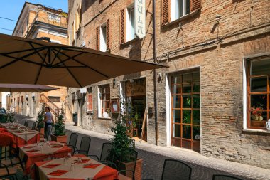 Urbino, İtalya - 9 Ağustos 2017: Eski Urbino kasabasında küçük bir sokak. güneşli bir gün.