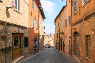 Urbino, İtalya - 9 Ağustos 2017: Eski Urbino kasabasında küçük bir sokak. güneşli bir gün.