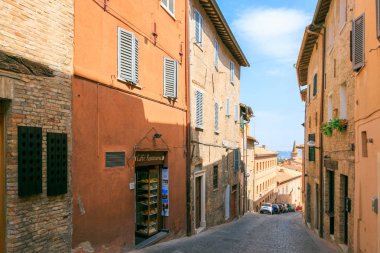 Urbino, İtalya - 9 Ağustos 2017: Eski Urbino kasabasında küçük bir sokak. güneşli bir gün.