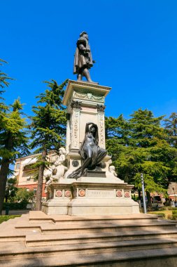 Urbino, İtalya - 9 Ağustos 2017: Anıt ressamı Raphael.