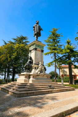 Urbino, İtalya - 9 Ağustos 2017: Anıt ressamı Raphael.