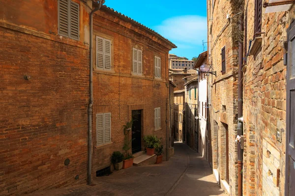 Urbino, Itália - 9 de agosto de 2017: Uma pequena rua na cidade velha de Urbino. dia ensolarado. — Fotografia de Stock