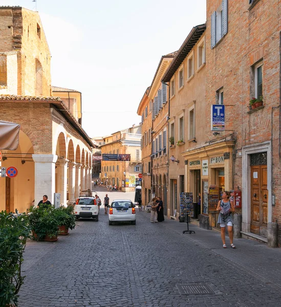 Urbino, Italia - 9 de agosto de 2017: Una pequeña calle en el casco antiguo de Urbino. día soleado. — Foto de Stock